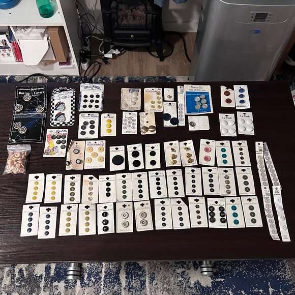 Vintage 110 Buttons on Original Cards (Complete & Not Complete Buttons) - Picture 1 of 9